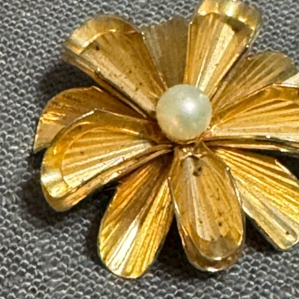Vintage Gold Tone Pearl Center Flower Brooch Pin Jewelry Y2K 80’s 90’s Boho